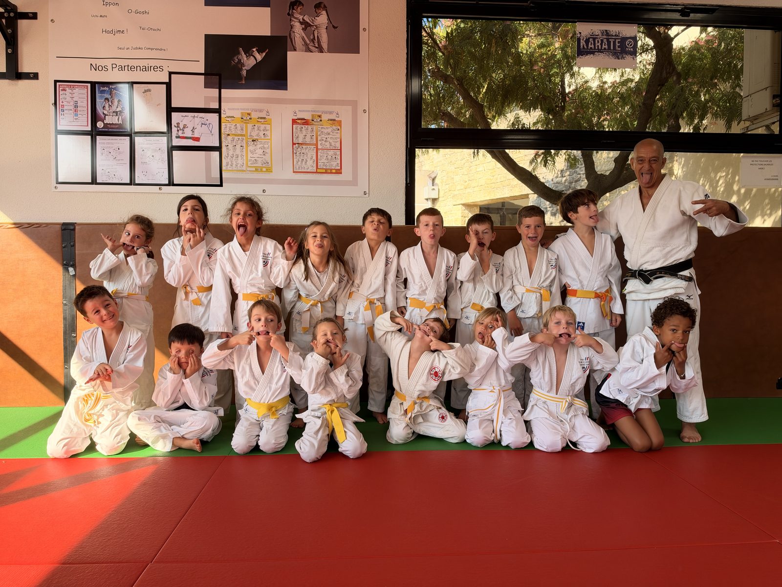 Les jeunes judokas du club de Sauveterre et leur professeur, tout sourire sur le tatami