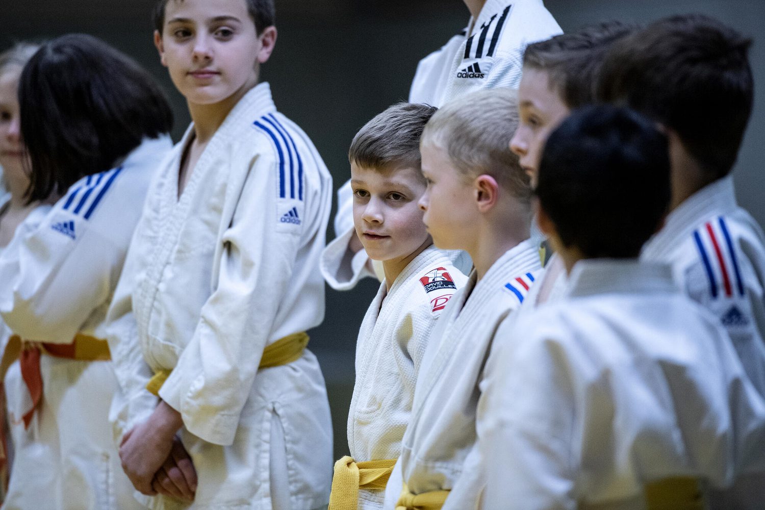 Deux jeunes judokas travaillent le kumi-kata