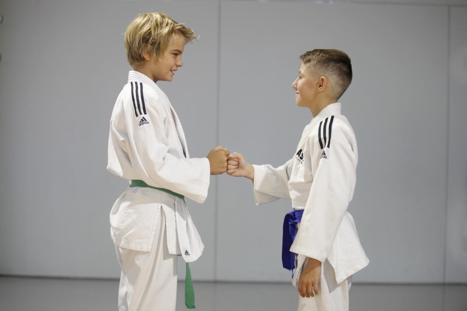 Salut collectif en début de cours au dojo de Sauveterre